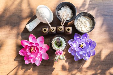 Üstten Görünüm Thai Spa Masaj sıkıştırmak toplar, bitkisel tedaviler spa wellness için ile ahşap ve sağlıklı brown topa, arka plan doğa, Tayland. Sağlıklı kavramı.
