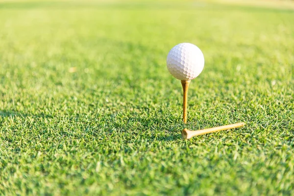 Nahaufnahme Von Golfball Auf Gras — Stockfoto