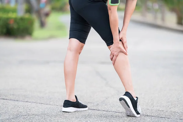 Mujer Corredor Deportes Pierna Lesionada Alivio Del Dolor Concep — Foto de Stock