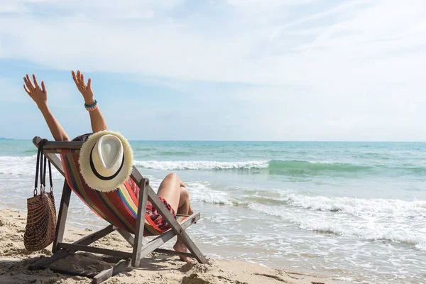 mutlu kadın yaz deniz tatil zevk Kollarını açarak. Yaz tatil kavramı