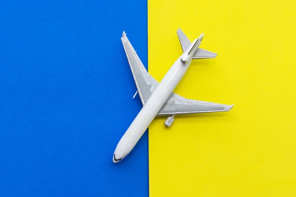 Miniaturní Airplane Cestování Téma Model Letadla Žluté Pozadí Modrá — Stock fotografie