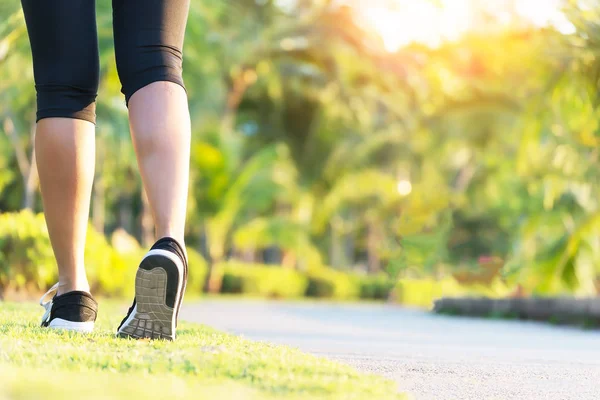 Cierra Los Zapatos Las Piernas Corredor Deportivo Mujer Vista Trasera — Foto de Stock