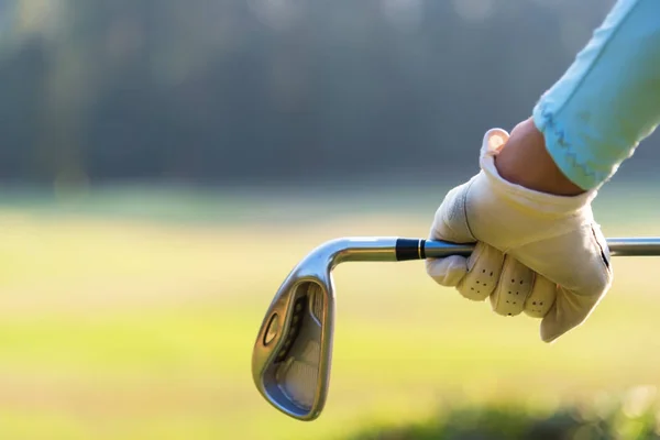 Närbild Kvinnlig Golfspelare Håller Ett Strykjärn Bakom Hans Kropp — Stockfoto