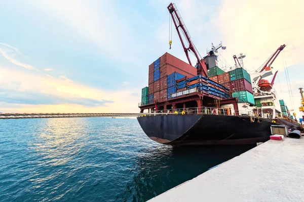 Containerschiff Handelsschiff Neben Hafen Für Das Und Entladen Von Containern lizenzfreie Stockfotos