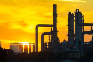 Petrol rafineri sanayi, gündoğumu, petrol arıtıcı sanayi arka plan concep