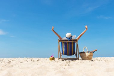 Genç Asyalı kadın rahat yaşam tarzı ve güzel Plajı'nda bir kitap okuma yaz, mavi gökyüzü arka plan tatil. Yaz konsepti.
