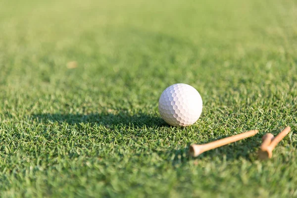 Golfbal Tee Groen Gras Achtergrond — Stockfoto