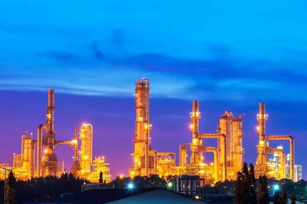 Refinaria Petróleo Gás Crepúsculo Com Reflexão Fábrica Planta Petroquímica — Fotografia de Stock