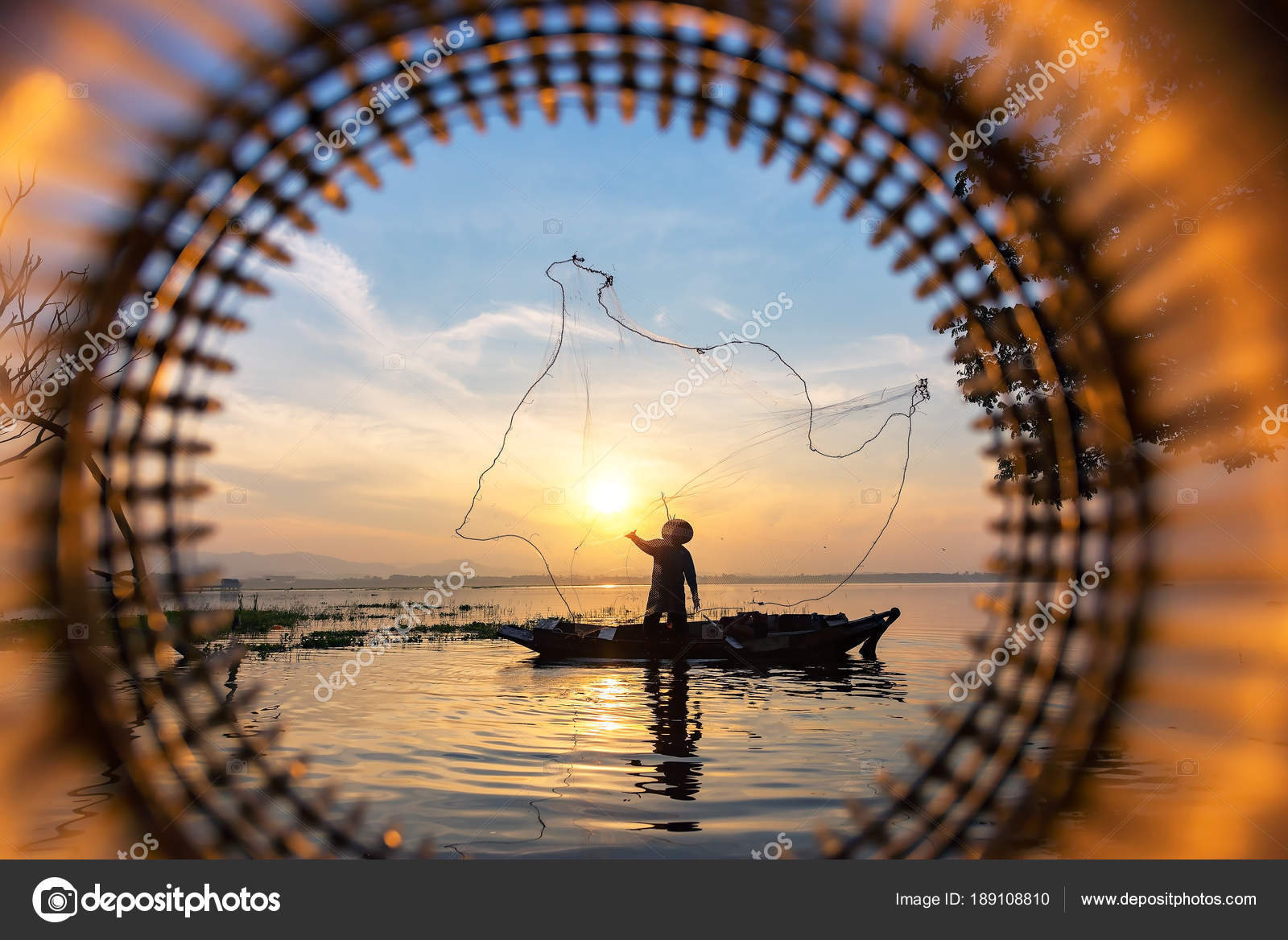 https://st3.depositphotos.com/8797642/18910/i/1600/depositphotos_189108810-stock-photo-silhouette-asian-fisherman-wooden-boat.jpg