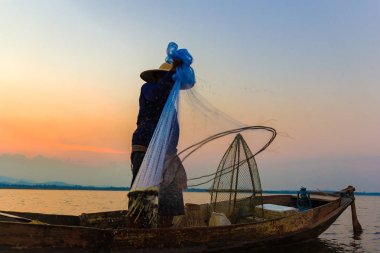 Balıkçı ağlarına Nehri, gün batımı sırasında güneş yukarıda güzel gün batımı