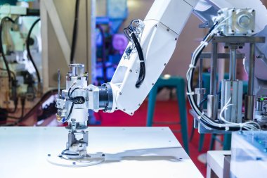 Endüstriyel robot test araba fabrikasında yeni program kaynak çalışması olduğunu