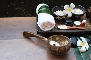 Aroma terapi ve şeker ve tuz masaj ile yatağa, çiçek dinlenmek spa Tay ayarı ve sağlıklı bakım. Sağlıklı Concep