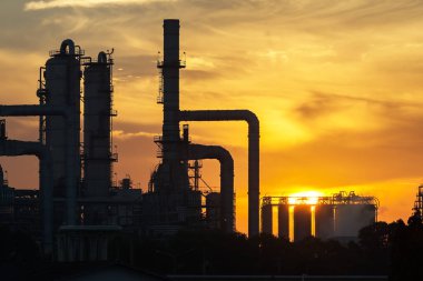 Alacakaranlıkta gaz türbini elektrik santrali Alacakaranlık ile