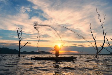 Balıkçı ağlarına Nehri, gün batımı sırasında güneş yukarıda güzel gün batımı