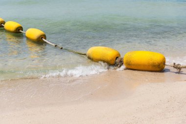 Sahilde sarı şamandıra