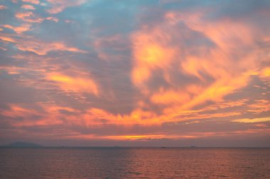 Sahilde güzel bir gün batımı