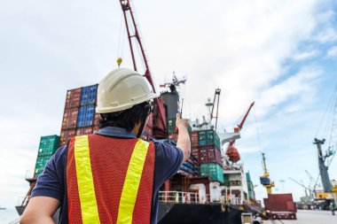 Foreman'ın hamal yarda Terminal Güvenlik aletleri hazırlık her zaman kargo yükleme başlatmak için kontrol noktasının çalışma
