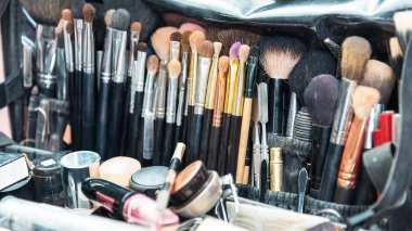 Tabl üzerinde kozmetik ile dava