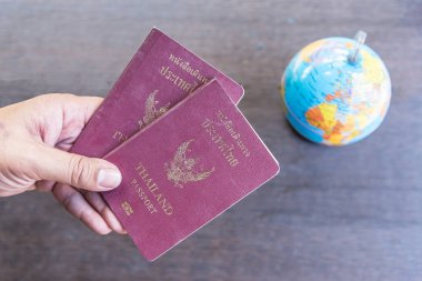 Pasaport cüzdan ahşap, seyahat düzenleme kredi kartı, pasaport, ahşap masa arka plan üzerinde pusula ile. Seyahat kavramı. 