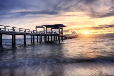 Yaz, seyahat, tatil ve tatil kavramı - Phuket, Tayland için günbatımı arasında ahşap iskele