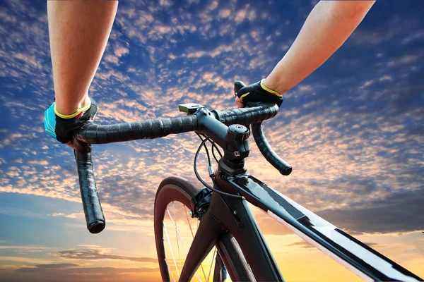 Азіатських Чоловіків Велоспорт Дорожній Мотоцикл Захід Сонця Силует Велосипедист Велосипеді — стокове фото