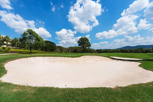 Green Beautiful Golf Course Surrounded Bunkers Dramatic Summer Sky — Stock Photo, Image