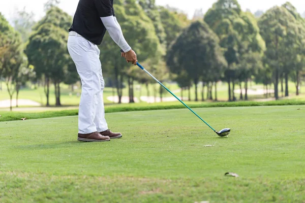 Asijské Golfisté Přístupů Zametací Udržet Golfové Hřiště Létě Pro Relaxaci — Stock fotografie