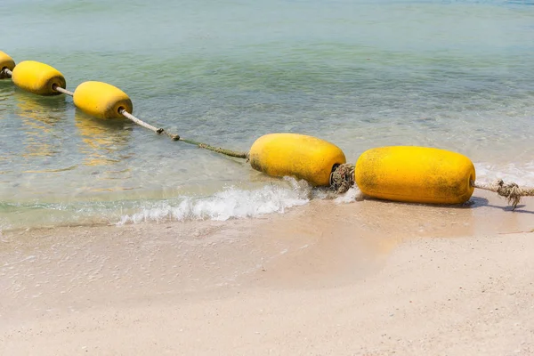 Sahilde sarı şamandıra