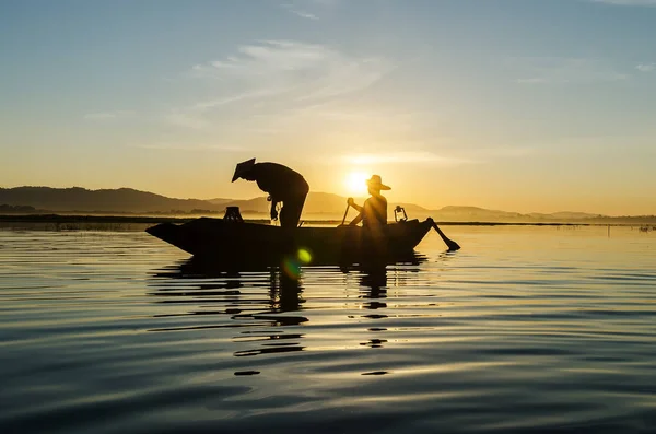 Asyalı Balıkçı Ahşap Teknede Güneşlenmeden Önce Doğa Nehrinde Tatlı Balığı — Stok fotoğraf