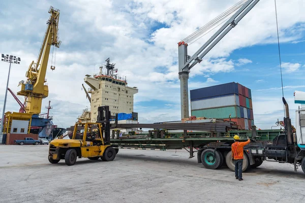 discharing yükleme işlemi tarafından gemi gemi ve işçi hamal attenting zaman taşıma ve Lojistik Sistem Hizmetleri için bağlantı noktası terminal devam
