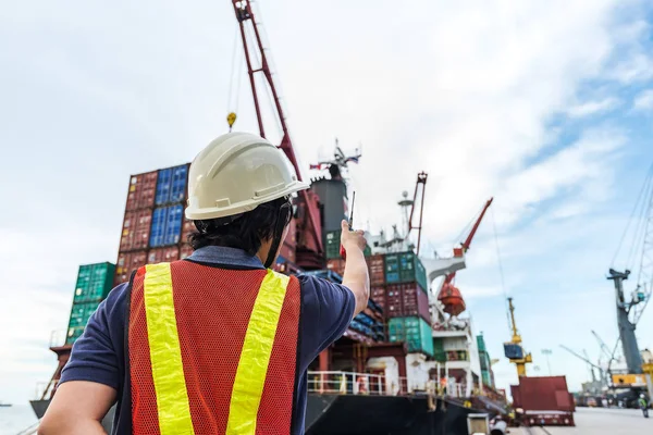 Foreman'ın hamal yarda Terminal Güvenlik aletleri hazırlık her zaman kargo yükleme başlatmak için kontrol noktasının çalışma