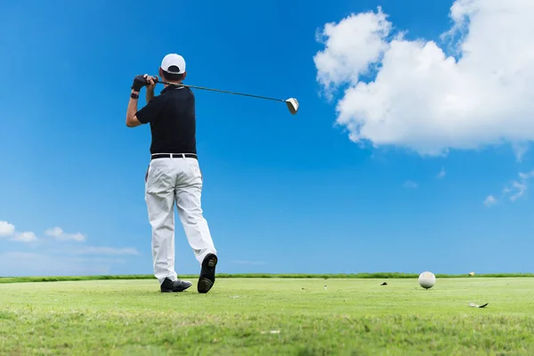 Golf oyuncu, adam sallanan Golf sopasıyla mavi gökyüzü arka plan kolyesi