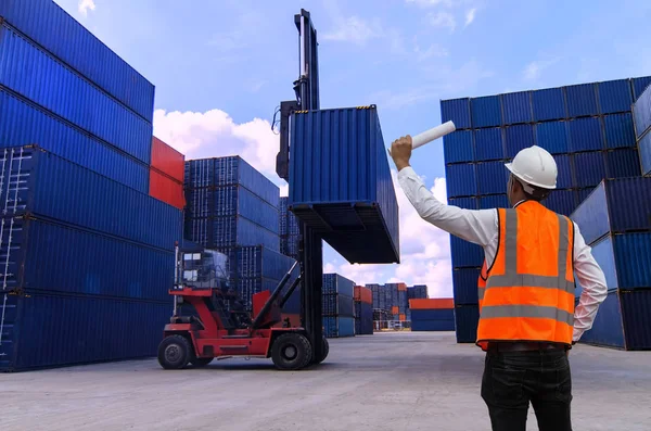 Gabelstapler Hebt Frachtcontainer Werft Für Den Transport Import Exportgeschäft — Stockfoto