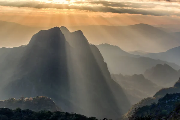 Tramonto Sulle Montagne Splendido Raggio Sole Sulla Montagna Con Cielo — Foto Stock