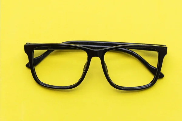 Nowoczesne Okulary Żółtym Tle — Zdjęcie stockowe