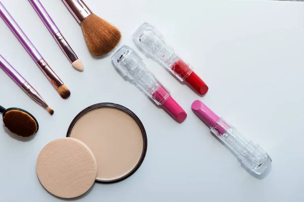 Kolekcja Makijażem Kosmetyczne Kosmetyki Ułożone Jasnym Tle Fioletowy Pustej Przestrzeni — Zdjęcie stockowe