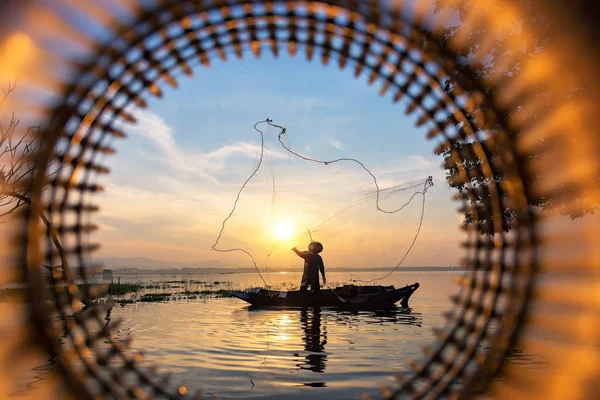 Silhouette Asian Fisherman Wooden Boat Fisherman Action Throwing Net Catching — Stock Photo, Image