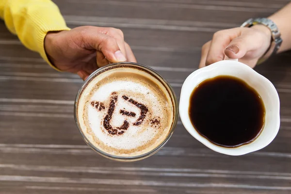 Café Chaud Dans Les Mains Être Cher — Photo