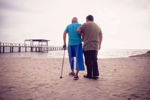 Bir oğul alzheimer hastalığı olan babası ilgilen. Bellek sorunları nedeniyle demans ve Alzheimer hastalığı bir tıbbi sağlık kavram olarak bir baş ağrısı ve beyin korkuttu. Mutlu bir aile kavramı