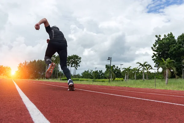 koşu bandı, stadiu başında genç kas atlet mi