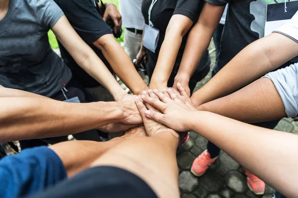 Grupo Pessoas Uniram Mãos Para Construir Trabalho Equipe Conjunto Com — Fotografia de Stock