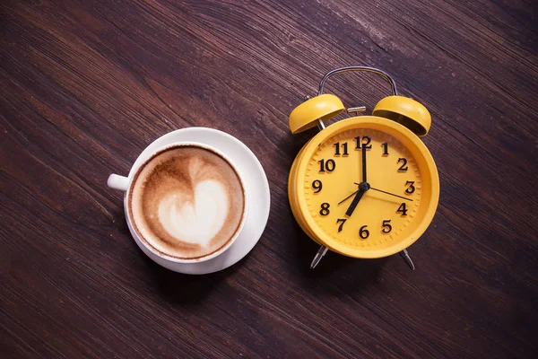 コーヒーの朝のカップとレトロな時計 — ストック写真