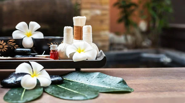 Thaise Spa Massage Comprimeren Ballen Kruidenbal Bruine Houten Met Behandelingen — Stockfoto