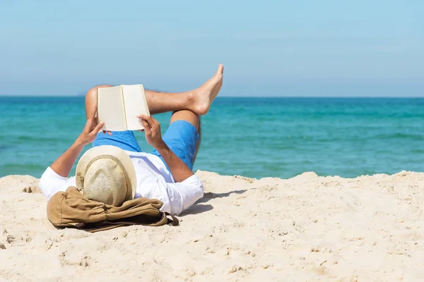 Ein Gutaussehender Mann Entspannt Sich Bei Einer Buchlesung Strand Stockbild
