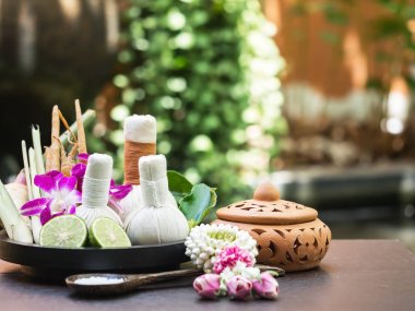 Spa ayakları ve el masajı topları, tahtanın üzerindeki şifalı bitkisel top, spa, yaz günü, Tayland. Sağlıklı Konsept