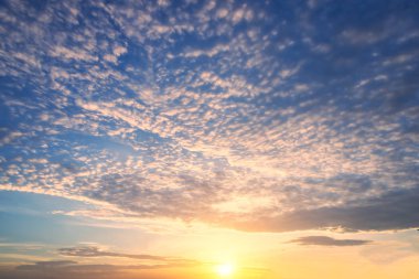 Gün batımında bulut ile renkli dramatik gökyüzü. Gün batımı gökyüzünde güneş arka plan Bulutlar ile Gökyüzü, Thailan