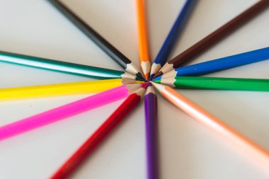 beyaz zemin üzerine boya kalemi