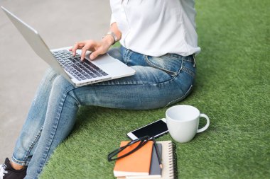 İş yerinde iş adamı. Bir dizüstü bilgisayarda çalışan adam yakın çekim Üstten Görünüm 