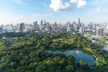 Bangkok, Tayland 'daki kereste bahçesi ve Sathorn binası.