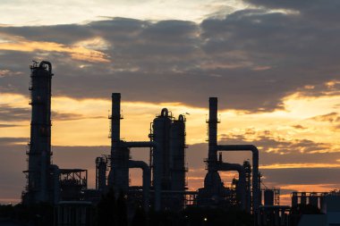 Bir rafineri sanayi tesisleri gölette tedavi ile büyük sanayi petrol tankları